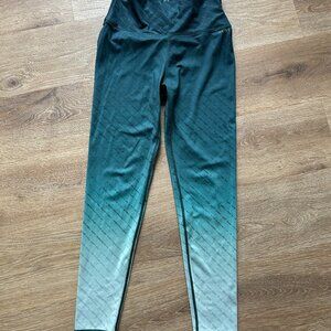 AR-33 Size Medium Alpha High Waist Ombre Leggings Green Yoga Running Hiking